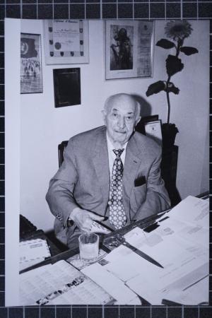 Podcast Simon Wiesenthal in his office with sunflower